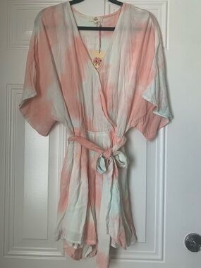 New with tag entro Pastel Pink & White Tie-Waist “Kortney Romper” Size L